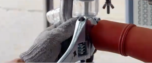 上海玻璃反应釜与高低温一体机如何配合使用？